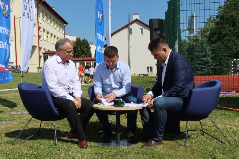 Wójt gminy podpisuje umowę na budowę przedszkola 