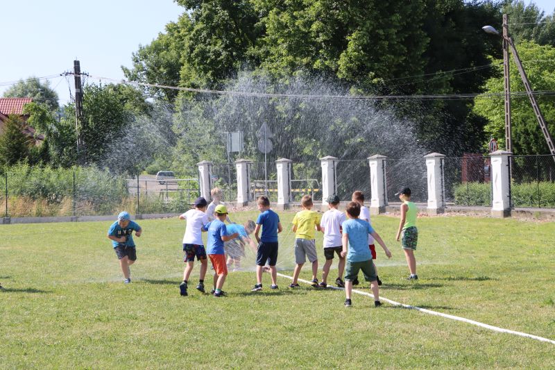 Dzieci bawią się przy kurtynie wodnej 