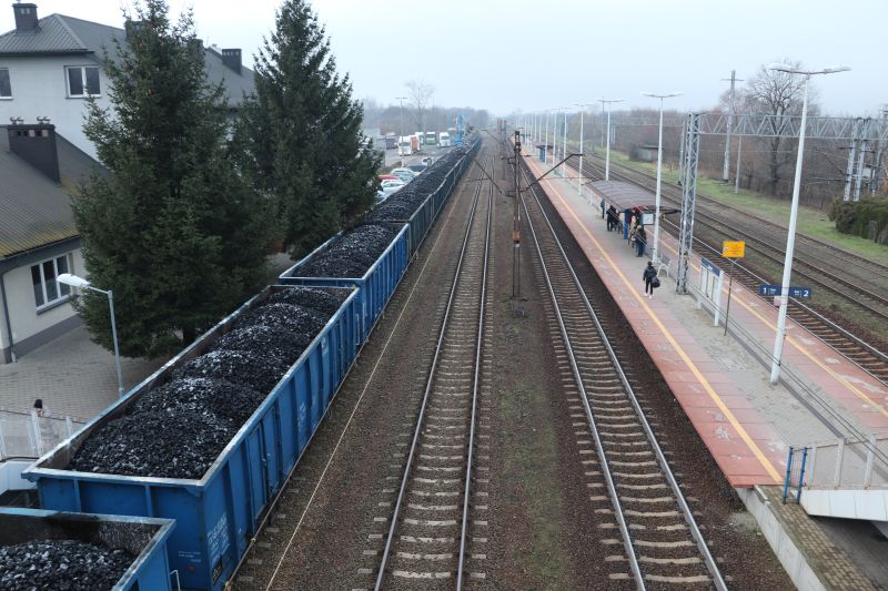 Stacja PKP. Węgiel na wagonach 