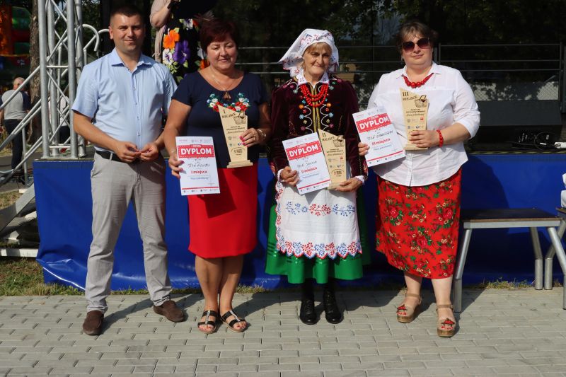 Przedstawicielki wygranych Kół Gospodyń z&nbsp;wójtem gminy Łańcut 